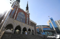 성동구청 폐쇄…명성교회 부목사와 엘베 동승자 확진(종합2보)