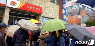 4시간만에 마스크 샀다…천안 직산우체국 판매 첫날 인산인해