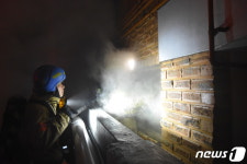 성내동 다가구주택 화재 진압하는 소방관