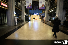 썰렁한 극장...코로나19 사태에 직격탄