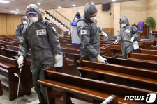 방역복 입은 군 장병들 코로나19 확산 막아라