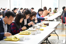 중랑구, 사회적 거리두기 운동…구내식당 한쪽으로만 배치