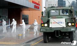 성모병원 응급실 앞 방역하는 국군화생방사