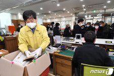 공적 마스크 판매 돕는 구윤철 기획재정부 차관