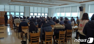 코로나19 예방…신안군청 구내식당 한 방향 식사 눈길