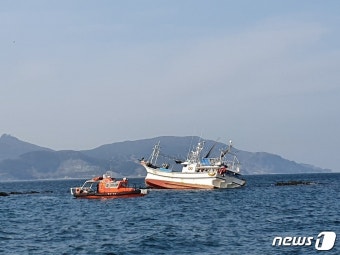 통영 욕지도 인근 바다서 선박 좌초…12명 무사 구조