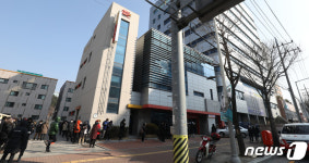 코로나19 확산 마스크 대란...붐비는 신천지 대구교회 옆 우체국