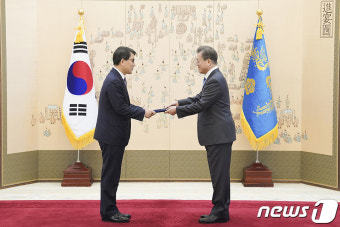 신임 대법관 임명장 수여하는 문재인 대통령