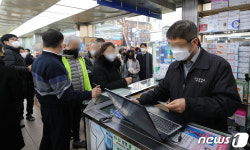투명한 마스크 판매를 위해 주민등록증 등록하는 약국