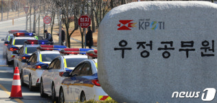 줄지어 들어가는 경찰차