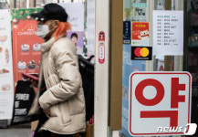 명동 약국에 붙어있는 안내문 마스크 없어요