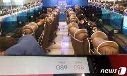 PC방·노래방에 기원·콜라텍까지…집단감염 지뢰밭 터질라