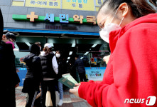 공적 마스크 1인 2매 첫 주말…약국마다 긴 줄 “여전히 부족