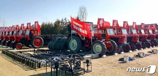 트랙터가 세워져 있는 北 봉화협동농장