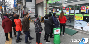 마스크 5부제 첫날, 차례 기다리는 시민들