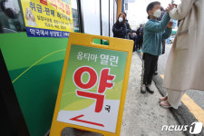 마스크 5부제 시행, 오늘도 마스크 기다리는 시민들