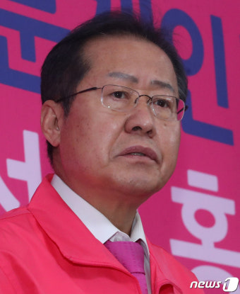홍준표 '황 대표 결단 기다릴 것'