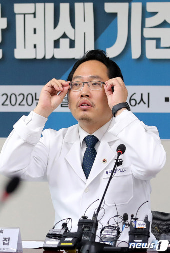 안경 고쳐쓰는 최대집 의협회장