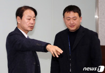 공관위 회의장 살펴보는 한선교 대표