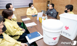 의료폐기물 전용 용기 제조업체 방문한 조명래 장관