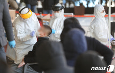 구로 콜센터 90명 확진... 검진 받은 입주자들