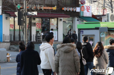 확진자 다녀간 약국 앞 마스크 사려는 긴 줄