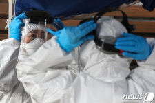 방역복 입는 구로구 보건소 관계자