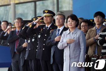 문 대통령, 신임 경위·경감 임용식 찾아…'경찰개혁' 당부