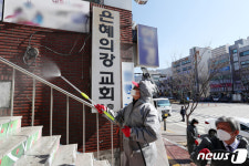 상가 건물에 다닥다닥 예배당 중소교회도 멈춰야 산다