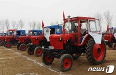 北 평안북도 운전군 관해협동농장 앞 트랙터들