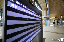 승객 0명·불꺼진 전광판…멈춰 선 김포공항 국제선 청사