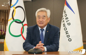 질문에 답변하는 조정원 총재