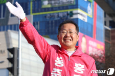 무소속 출마 홍준표 첫 일정 출근길 인사