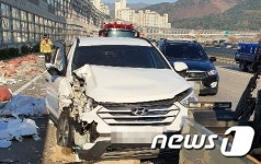 남해2지선 고속도로 차량·시외버스 연쇄 추돌…2명 부상