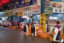 [르포]IMF는 직격탄, 코로나는 숨통조여…도매시장까지 켜진 빨간불