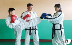노동신문 온 가족이 태권도를 하고 있는 가정