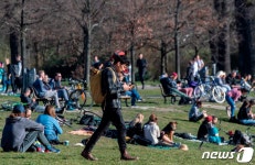 이동제한에도 북적이는 베를린의 공원