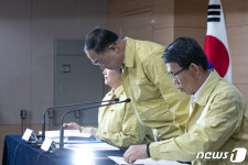 홍남기 부총리 비상경제회의 결과 발표에 앞서