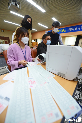 4·15총선 사전투표 모의시험하는 공무원들