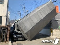 경남에 강풍 불어 지붕·간판 날리고, 도로 막히고…인명피해는 없어