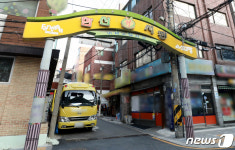 십자가 불빛 보면 한숨이…부천 교회 553곳 주말예배 강행