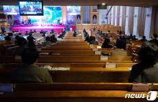 코로나19 확산 막기 위한 사회적 거리두기 예배