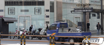 종각역 젊음의 거리에 붙은 임대