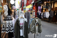 명동 거리에 진열된 봄옷