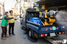 방역 차량 점검하는 김선갑 구청장