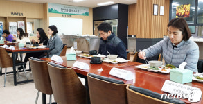 안전하게 식사...강원랜드 직원기숙사식당 한줄 앉기 운동