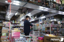 도·소매 발길 모두 끊어진 문구점