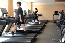 헬스장도 코로나 전쟁 안간힘…하루 5번 소독·거리두기·휴관