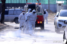 인제 첫 확진자에 방역 나선 직원들