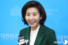 미소짓는 나경원 의원